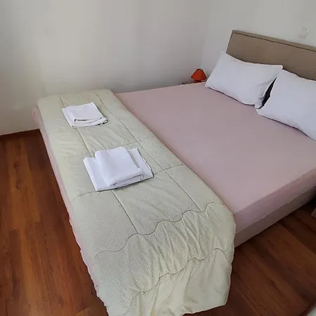 Apartament 12 *